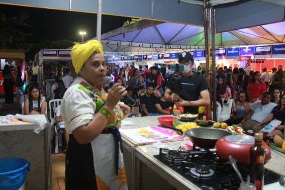 Em cozinha-show no Gurupi TEM, Ruth Almeida incentiva a valorização de produtos do Cerrado na gastronomia