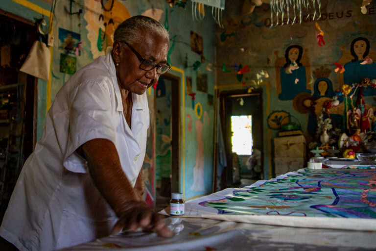 Fotógrafo Emerson Silva destaca a arte e espiritualidade de Dona Romana no 38º Panorama da Arte Brasileira